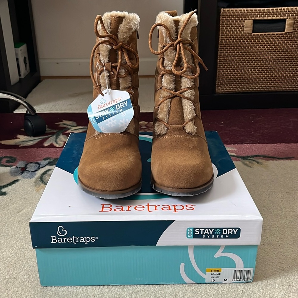 NWT Baretraps Stay Dry System Bonnie Boots - Size 10 M